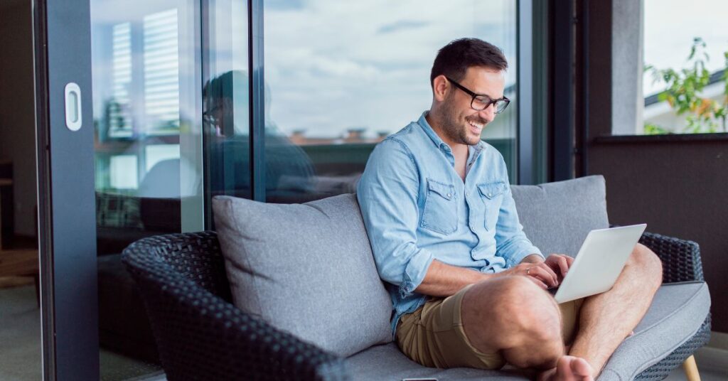 praca zdalna najważniejsze informacje i regulacje dla zatrudniających i pracujących zdalnie. pan pracuje na kanapie